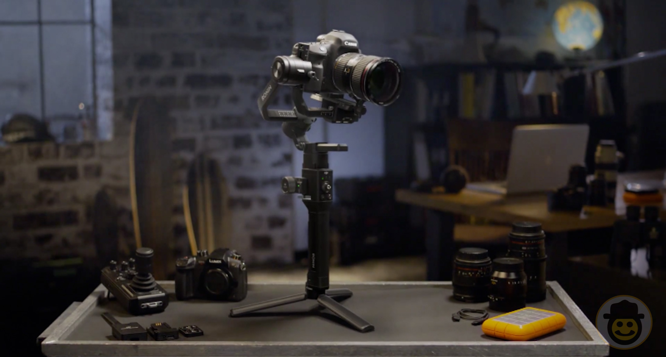 DJI、ミラーレスカメラ用の片手持ちスタビライザー3軸ジンバル「Ronin-SC」を発表